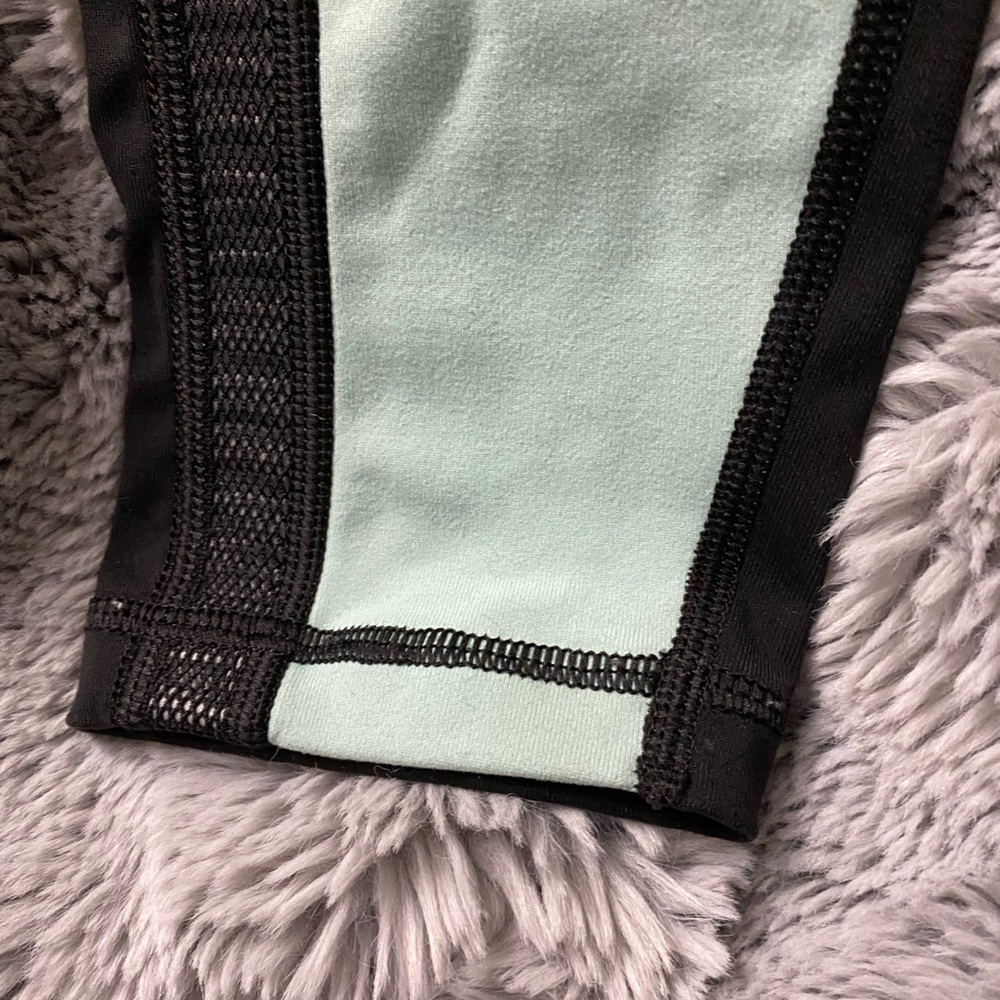 2/$25. EUC Medium VSX knockout leggings - Picture 4 of 5